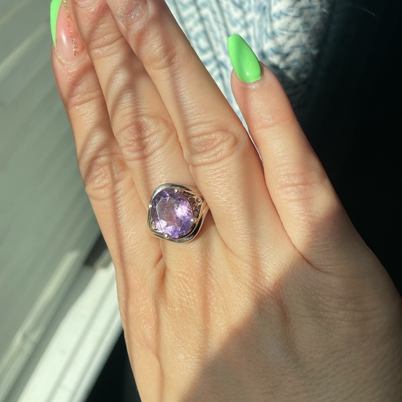 Beautiful statement ring 💍 💜 - Picture 2 of 7